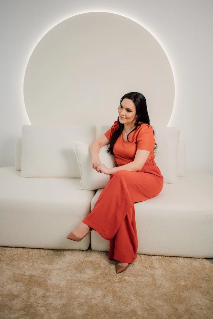 Dra. Rafaela Gilio sentada em um sofá claro